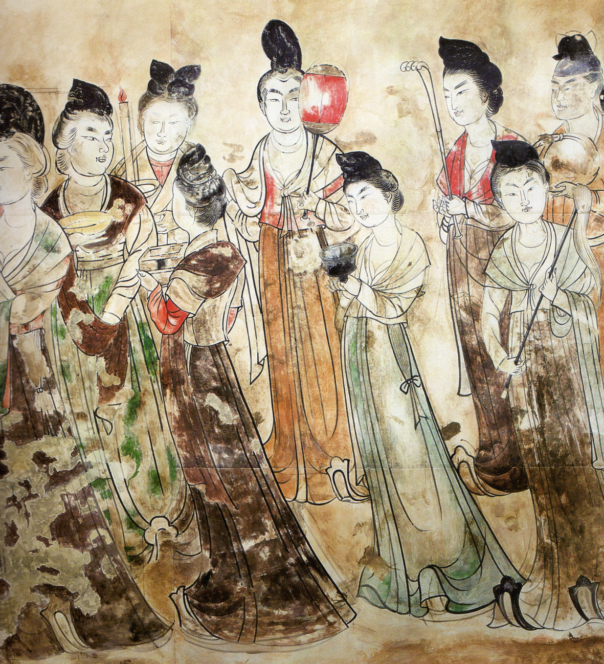 Court ladies painted in the tomb of Princess Yongtai, granddaughter of Emperor Gaozong and Wu Zetian. High chignons, short jackets, long skirts tied under the bust and shawls over the shoulders: the women’s dress Silla’s court adopted in 664.