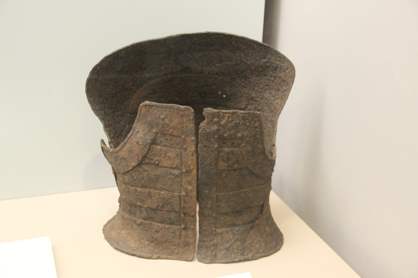 Iron plate cuirass shown in the Seoul Baekje Museum. Plate cuirasses of this kind have been excavated in the Baekje region alongside lamellar armour.