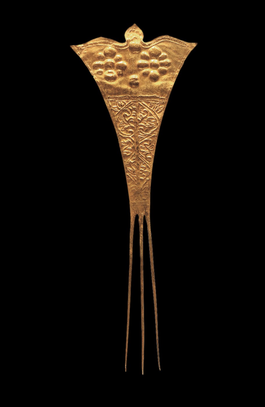 Three-pronged gold hairpin found by King Muryeong’s head, its top shaped like a bird or flower in repoussé. It was pushed into the back of the topknot, showing that Baekje men wore their hair up and pinned.