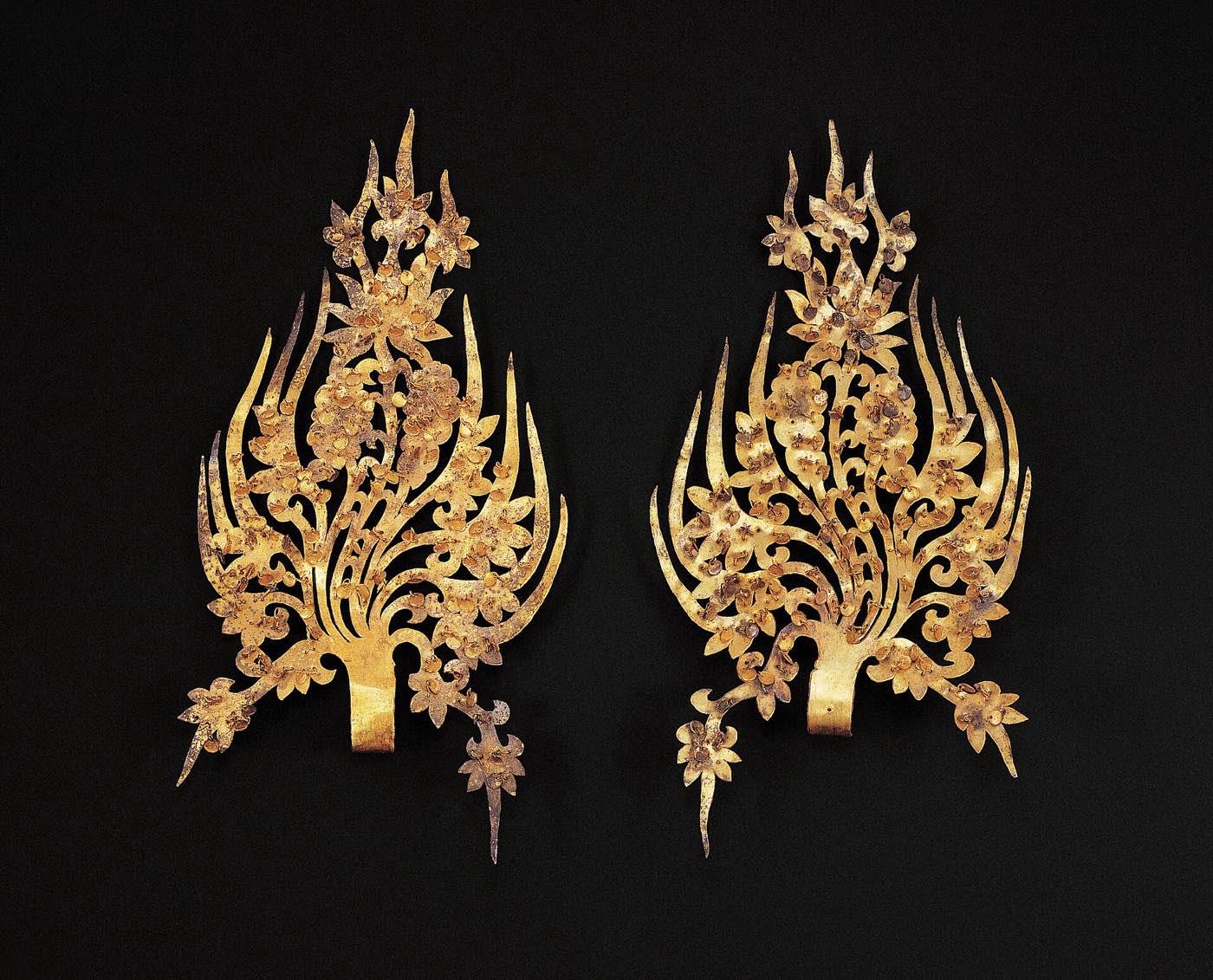 A pair of openwork gold ornaments in a flame and honeysuckle design, found by the king’s head in the tomb of King Muryeong (r. 501–523) at Gongju. They were fixed to a black silk cap, matching Chinese records that Baekje kings wore a black gauze cap decorated with gold flowers.