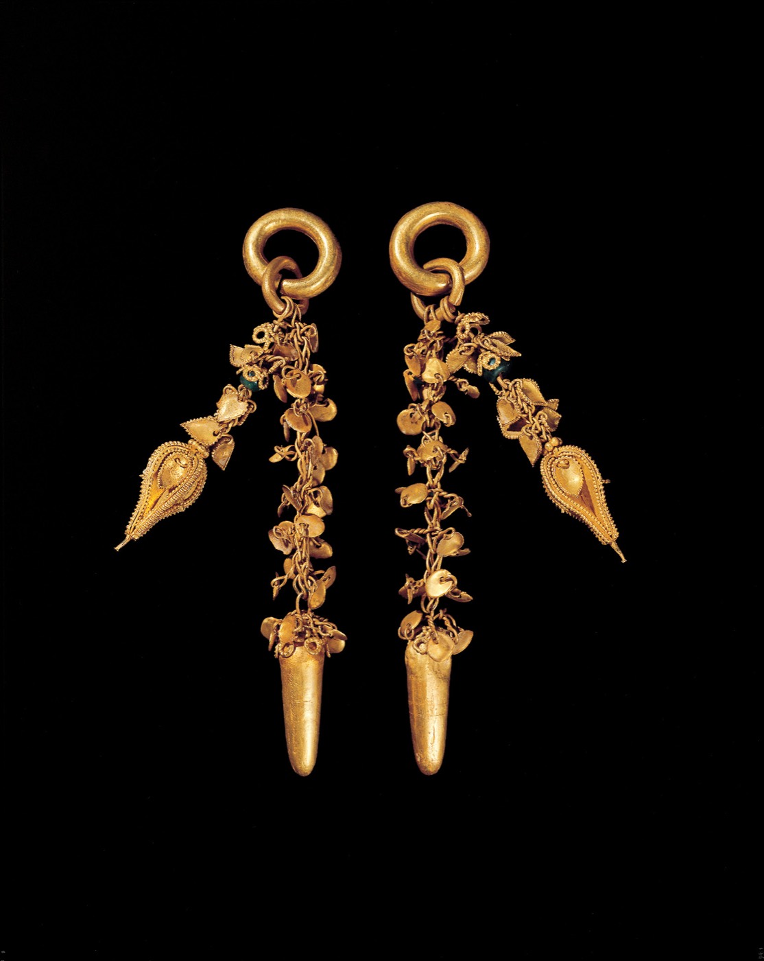 The queen’s gold earrings from the same tomb, each with two pendant strands ending in spindle and leaf shapes. Finds like these show how much Baekje jewellery relied on fine chains and movement.