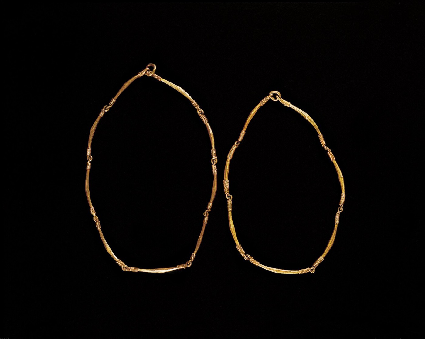 Two gold necklaces from the queen’s side of the tomb of King Muryeong, made of short gold rods linked end to end. They are simpler and more geometric than the beaded necklaces of Silla.