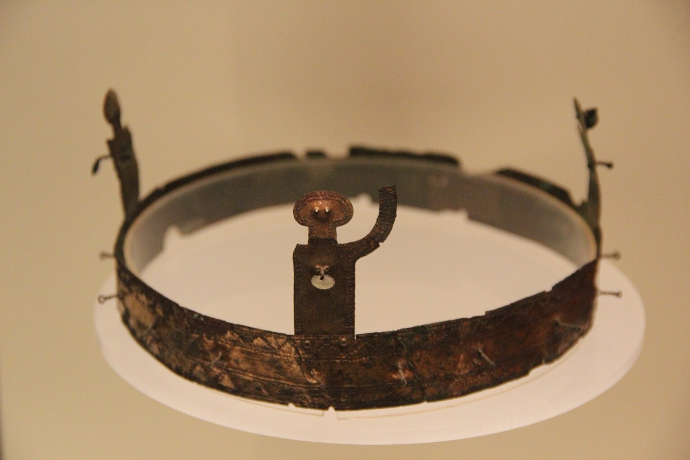 A simpler Gaya gilt-bronze crown in the National Museum of Korea, a plain band with small uprights at the front and sides. Many Gaya crowns were modest bands like this rather than tall gold crowns.