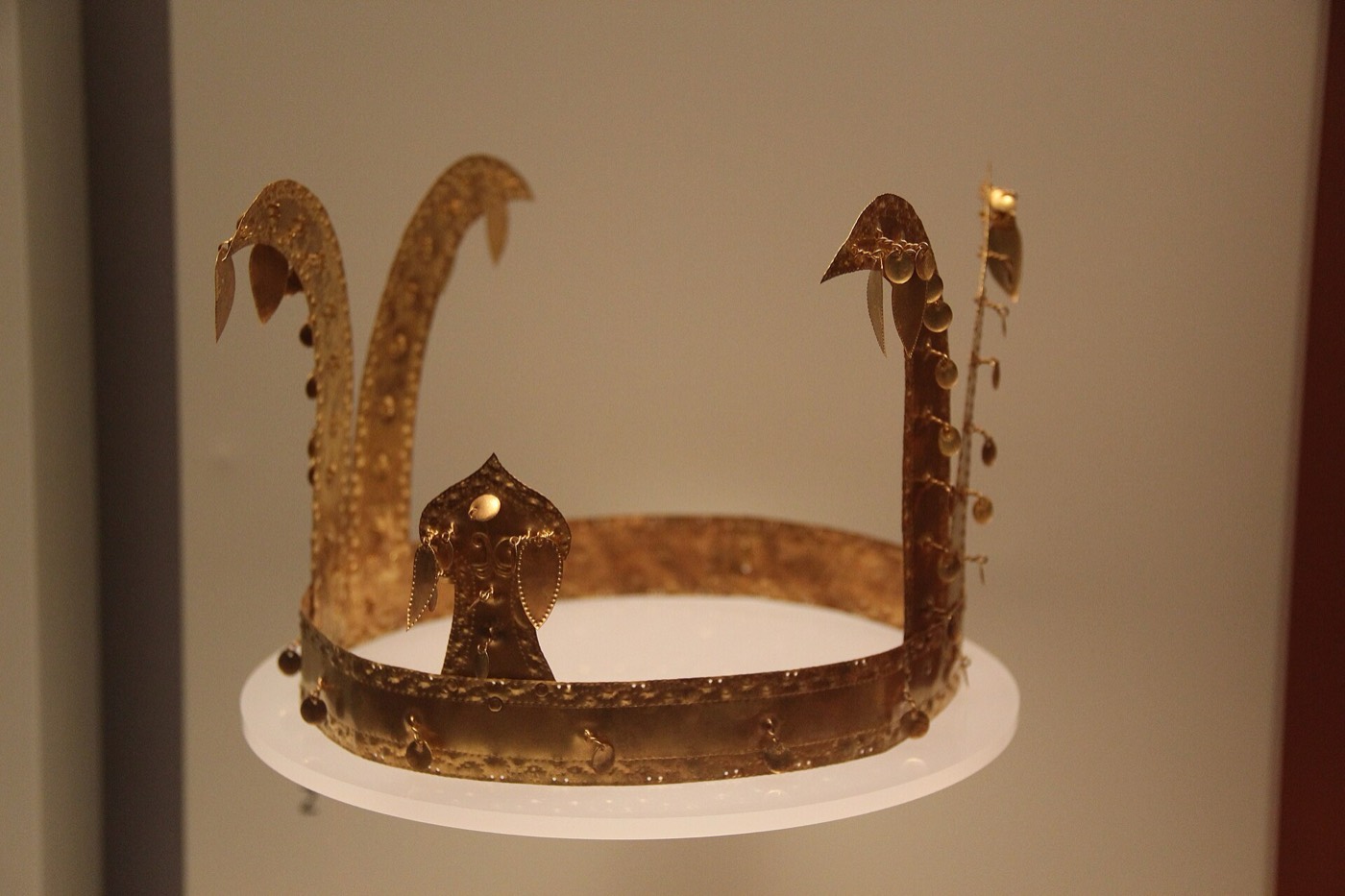 Gilt-bronze crown in the Gaya gallery of the National Museum of Korea: a band with curving uprights and a central front ornament. Gaya crowns did not use the tree-and-antler scheme of Silla.