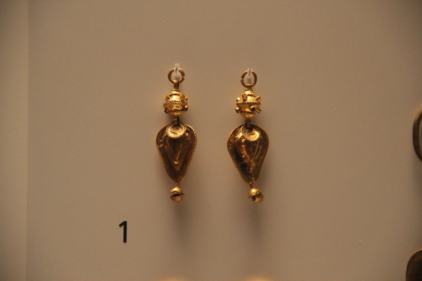 Gold earrings in the Gaya gallery of the National Museum of Korea, with a small ring, a spherical spacer and a pointed pendant. Gaya earrings are generally lighter and more slender than Silla’s thick-ring types.