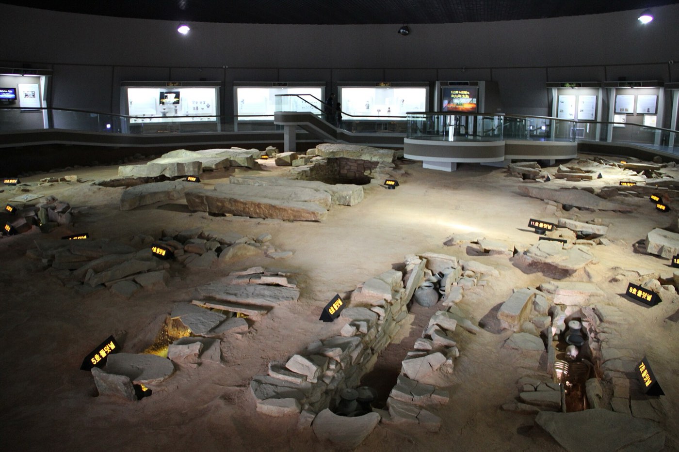 Full-scale reconstruction of a Daegaya royal tomb from the Jisan-dong cemetery at Goryeong, showing the king’s chamber surrounded by many smaller graves. Gaya rulers were buried with attendants who followed them in death.