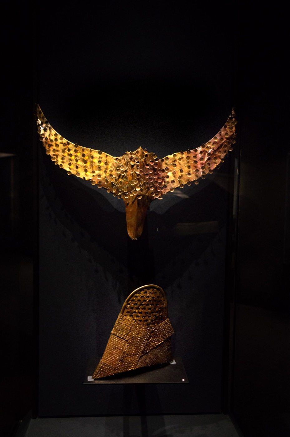 Gold cap and bird-wing ornament from Cheonmachong displayed together, showing how the pair belonged: the openwork cap sat on the head and the wing ornament stood at its front.