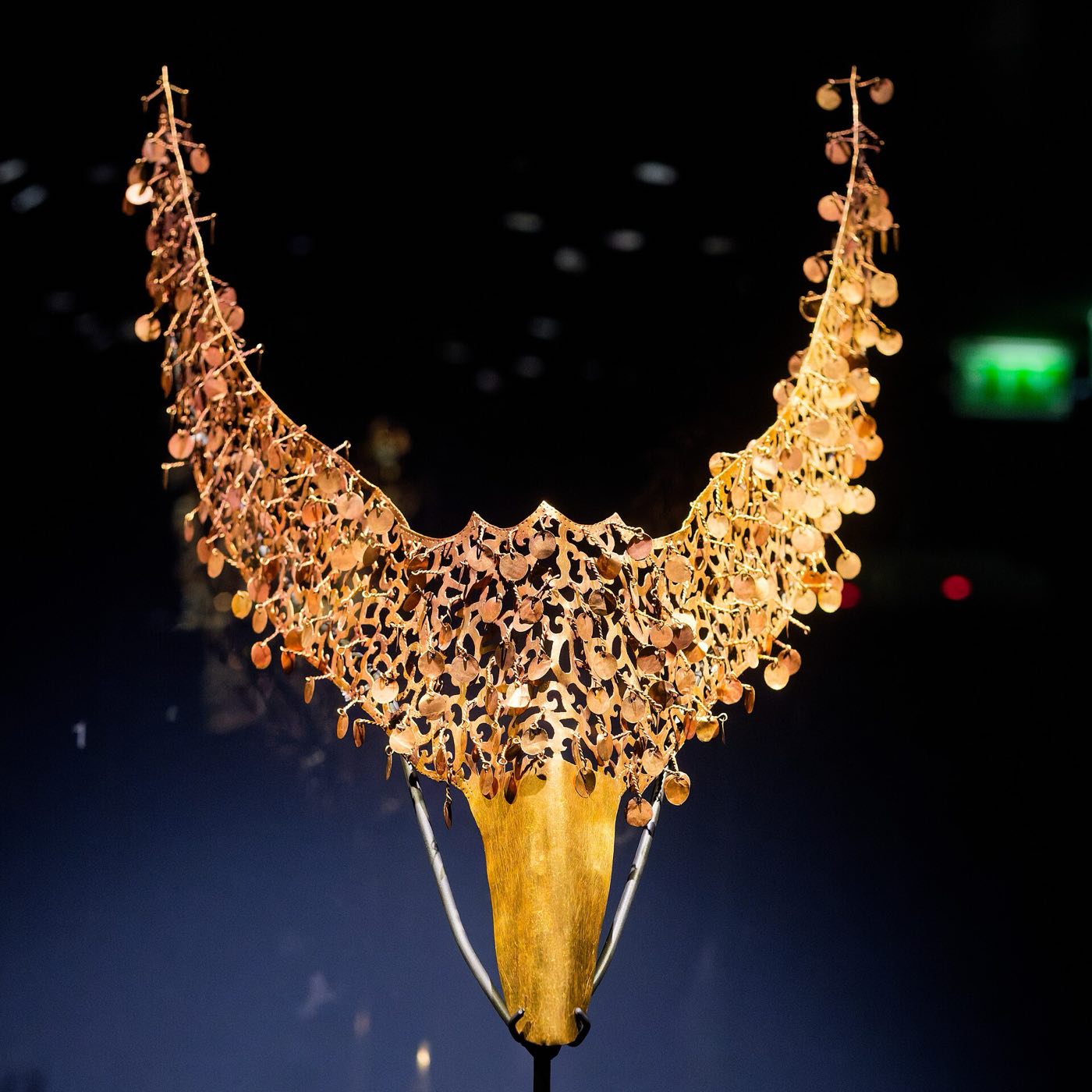 Gold ornament in the shape of a pair of spread bird wings, hung with spangles, from Geumgwanchong. It was inserted into the front of a gold cap, turning the Korean custom of bird-feather caps into gold.