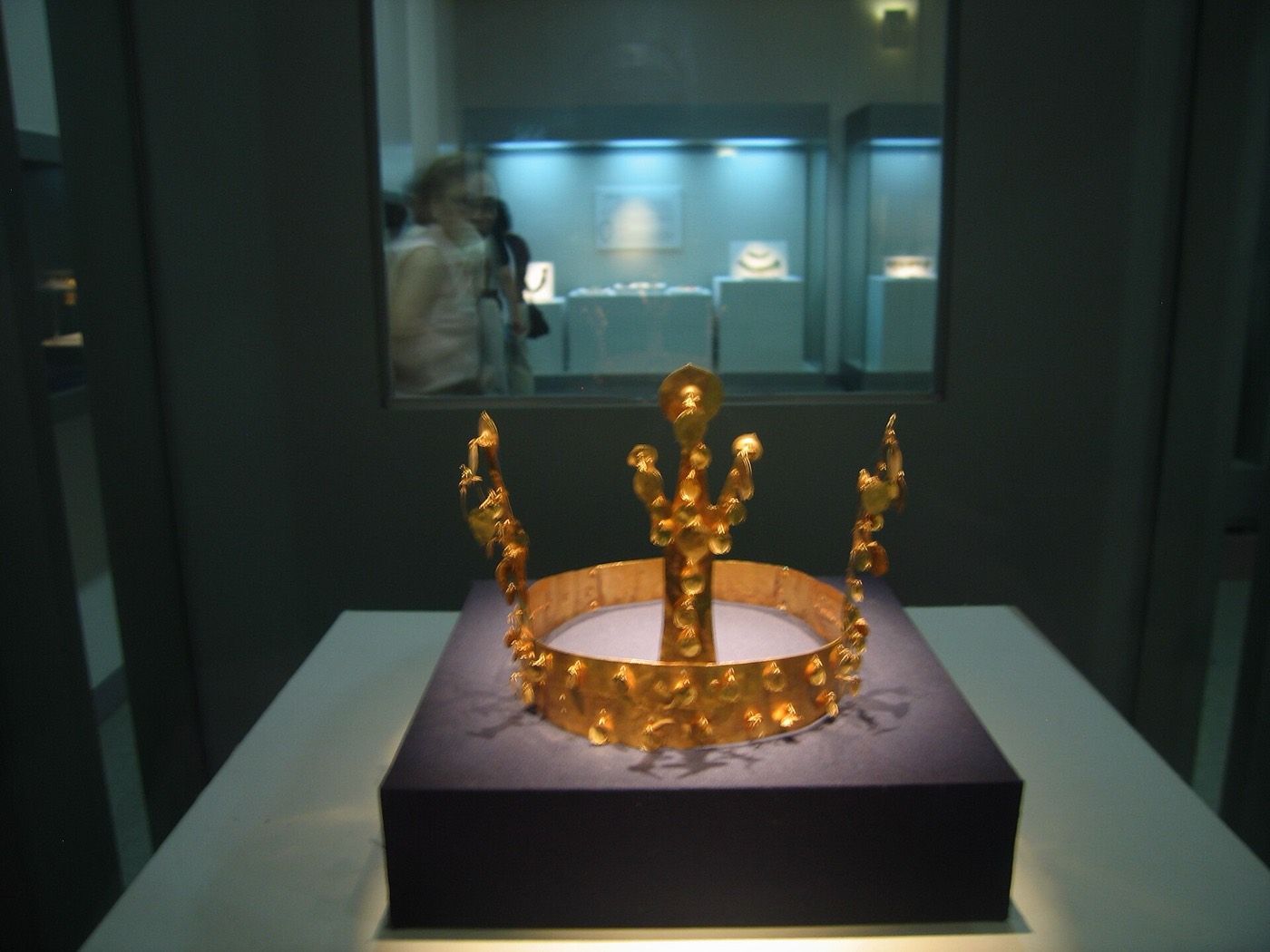 One of the earliest Silla gold crowns, from a tomb in Gyo-dong, Gyeongju; it is only 12.8 cm high. A plain band carries three simple tree-shaped uprights, a stage before the tall antler-and-tree crowns.