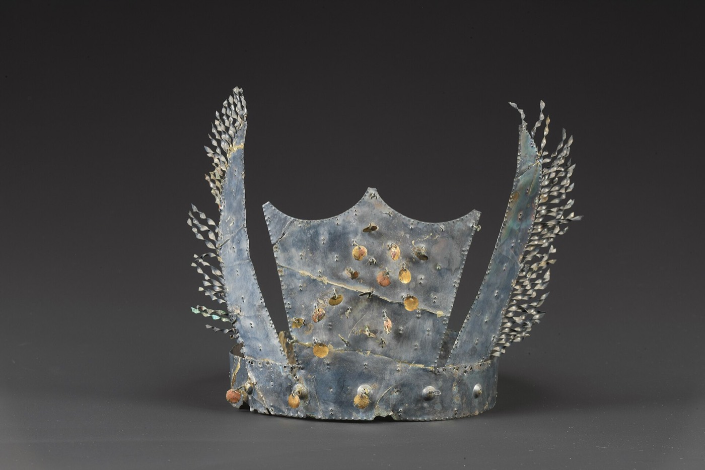 Silver crown from the south mound of Hwangnam Daechong, the male burial of the double tomb. A tall front plate and two wing-like side plates rise from the band, while the gold crown of the pair came from the woman’s mound.
