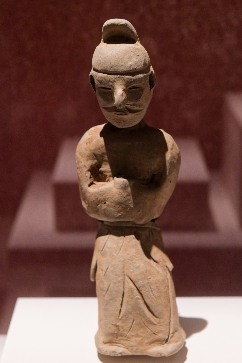 Clay figurine of a man wearing a bokdu, the Tang official cap with a raised back, from Hwangseong-dong, Gyeongju. Silla adopted Tang court dress in 649, and figurines like this show the new look of its officials.