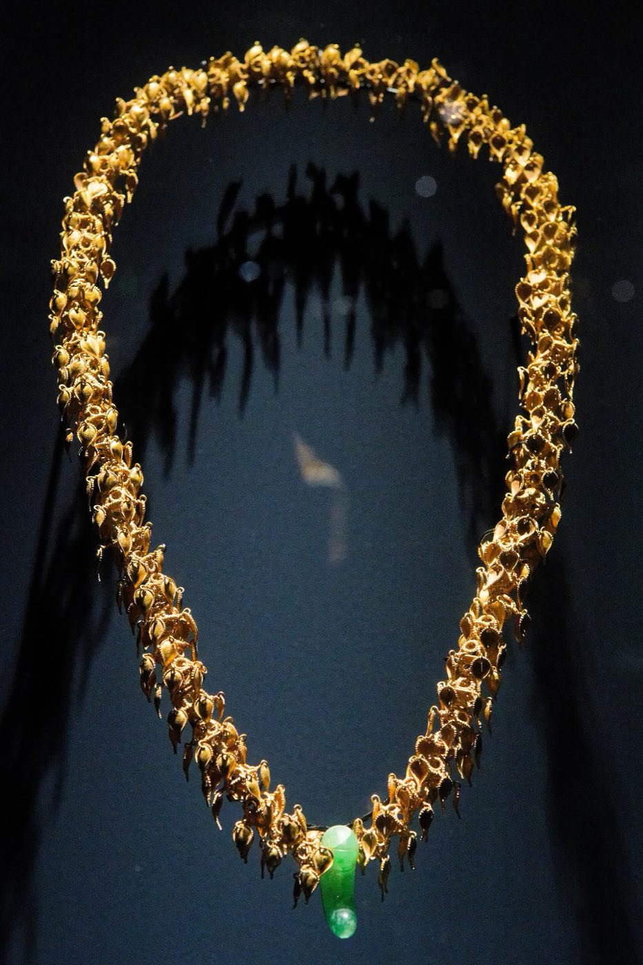 Necklace of hollow gold beads strung with a jade comma bead at the centre, from Tomb 215 at Noseo-dong, Gyeongju. Comma-shaped jade (gogok) appears on Silla crowns, belts and necklaces alike.