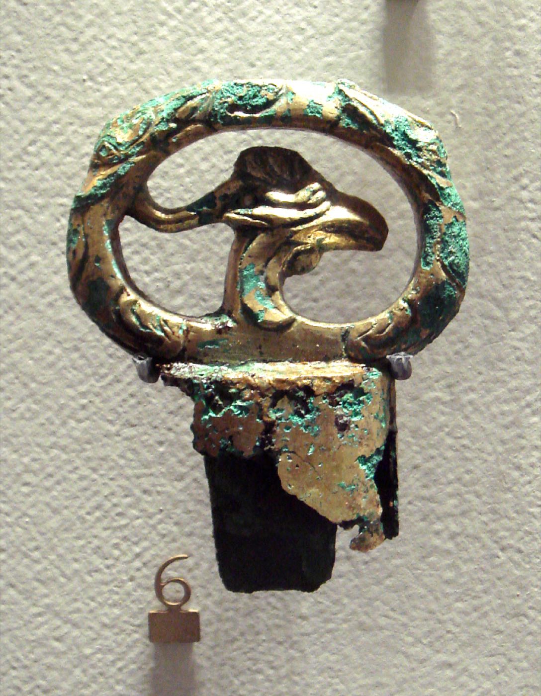 Gilt ring pommel with a bird’s head inside the ring, from a Korean ring-pommel sword in the Musée Guimet, Paris. Bird and dragon heads inside the ring distinguished the swords of high-ranking men.