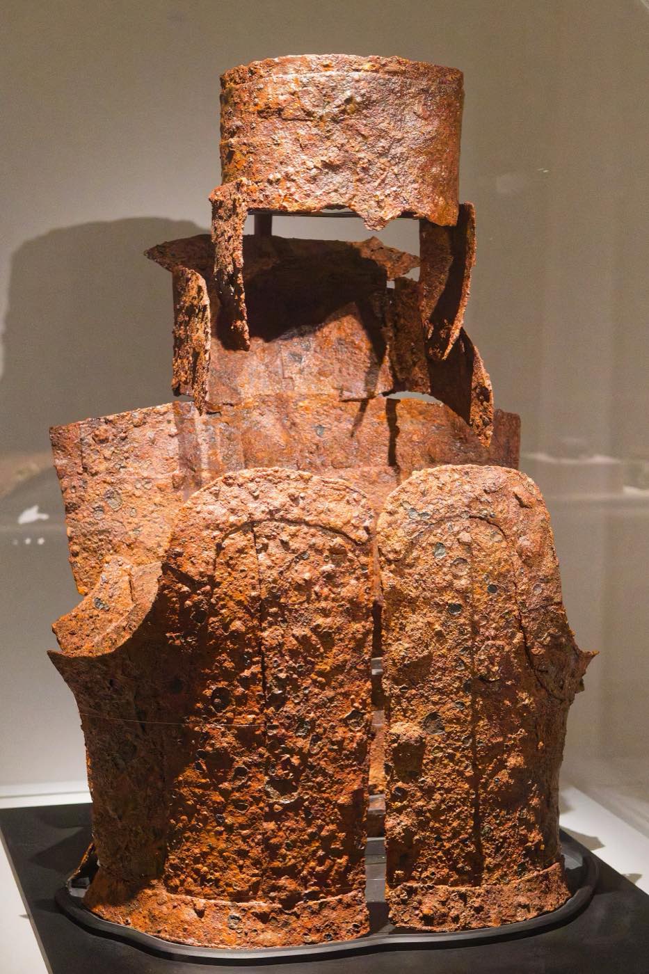 Iron helmet and armour from Tomb 65 at Sara-ri, Gyeongju. Early Silla warriors wore iron armour much like that of their Gaya neighbours.