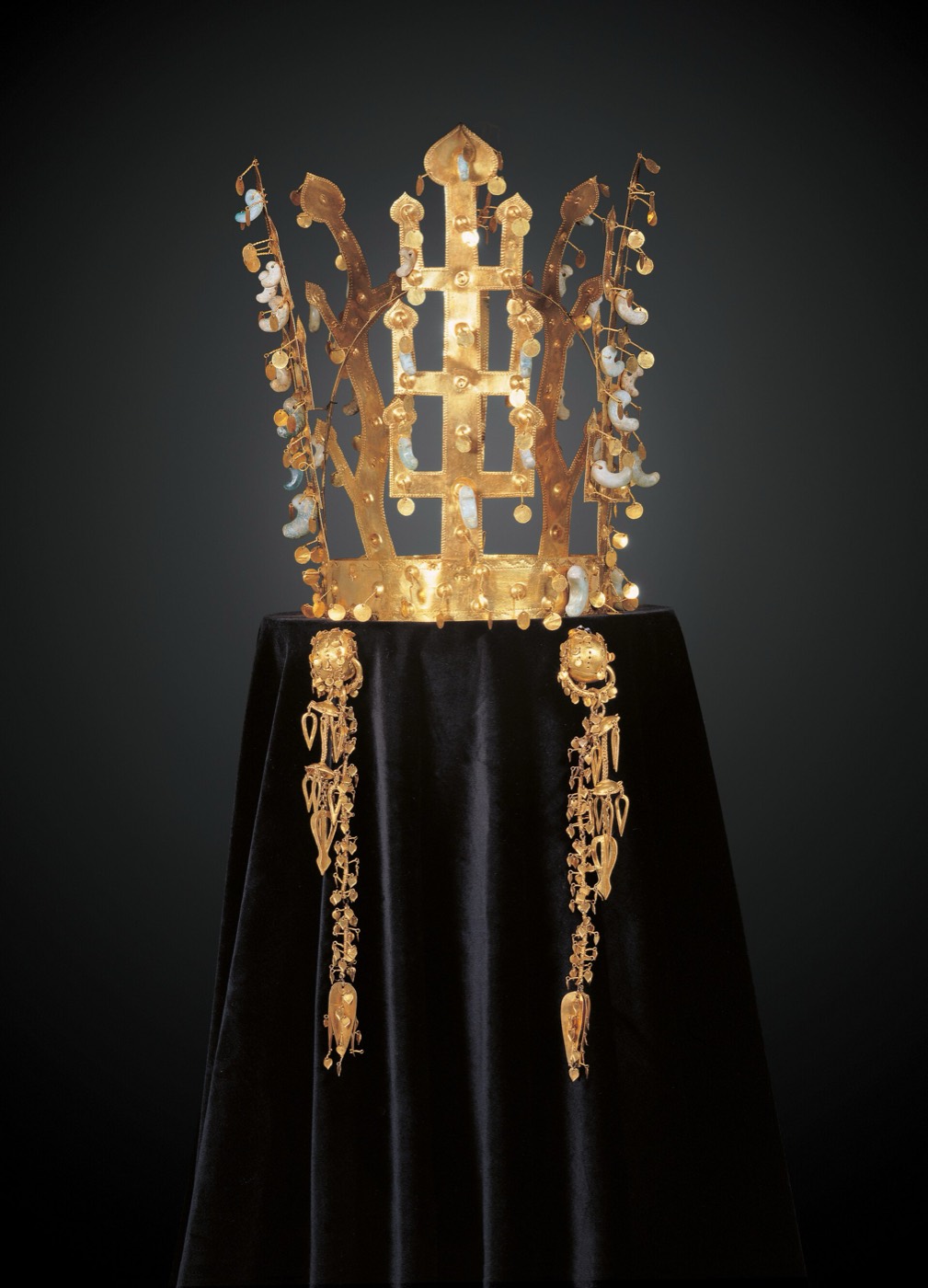 Gold crown found in 1926 in Seobongchong, Gyeongju, with gold pendants. Inside the band, two crossed arches carry a branch with three small birds on top, a feature not seen on the other Silla crowns.