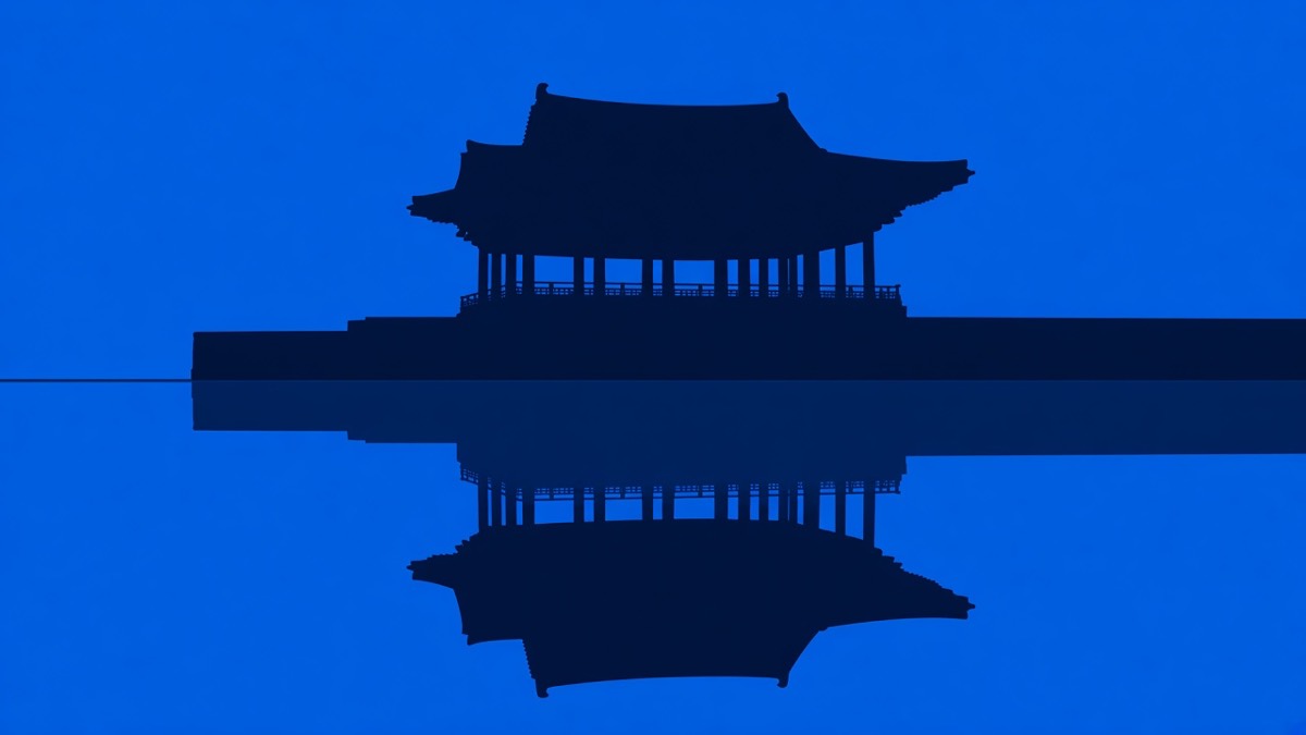 Anapji / Wolji as a hard horizontal water-mirror; one thin palace bar reflected